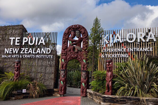 2-Day Hobbiton, Rotorua, Waitomo Caves Tour from Auckland with Accommodation - Te Puia guided tour: thermal activity plus Maori Arts and crafts time