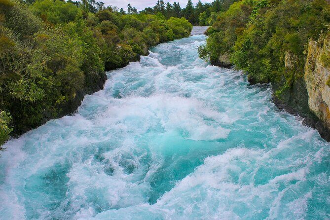 2 Day Tour Auckland to Hobbiton, Waitomo, Rotorua and Taupo - Wai-O-Tapu: Lady Knox Geyser and a Guided Geothermal Tour