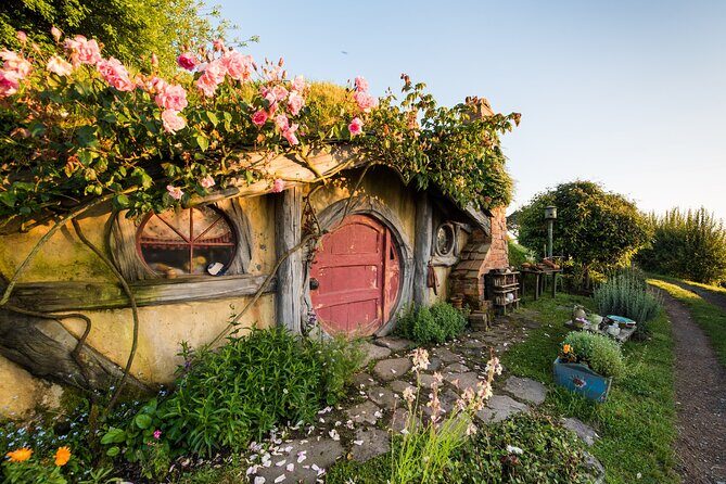 2 Day Tour Auckland to Hobbiton, Waitomo, Rotorua and Taupo - Waitomo Glowworm Caves: Formations, Darkness, and the 45-Minute Window