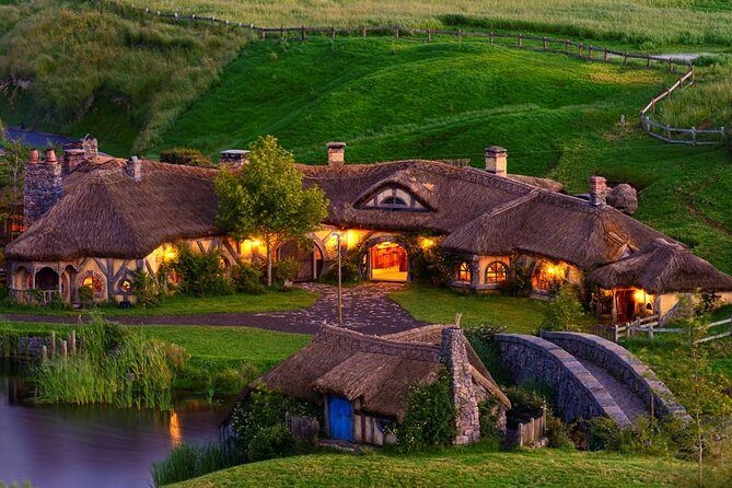 2 Day Waitomo Caves, Hobbiton Movie Set and Rotorua Tour from Auckland - Day 1: Waitomo Glowworm Caves, limestone darkness, and a boxed lunch