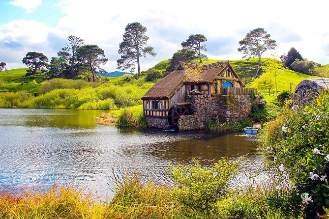 3 Day Waitomo Caves, Hobbiton Movie Set and Rotorua Tour from Auckland - Guides, Timing, and Group Size: Expect a Smooth Run