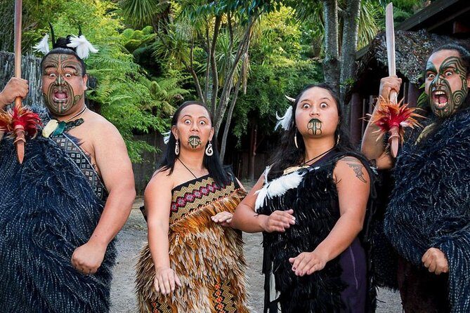 3 Day Waitomo Caves, Hobbiton Movie Set and Rotorua Tour from Auckland - Where You’ll Sleep and What Meals Fill the Gaps