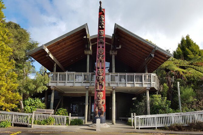 Afternoon Piha Beach and Rainforest Tour from Auckland - Arataki Visitor Centre: Māori carvings and the first big ocean view