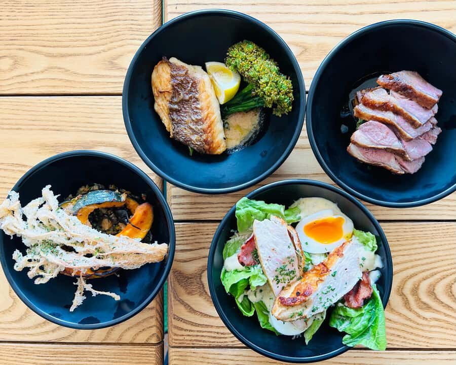 Auckland: Harbour Sailing Cruise with 3-Course Dinner - Drinks, warmth, and staying comfortable when Auckland turns windy