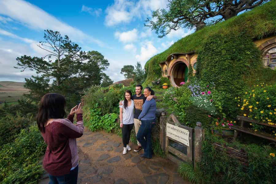 Auckland: Hobbiton and Rotorua Day Tour including Te Puia - Auckland to Rotorua by mini-bus: the ride part matters