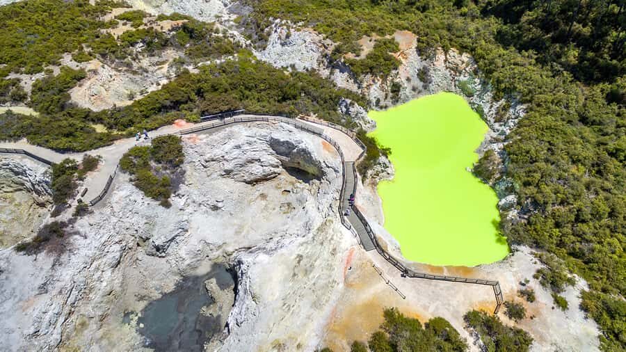 Auckland: Hobbiton, Rotorua and Wai-O-Tapu Day Tour - Wai-O-Tapu: Champagne Pool and the reality of sulfur