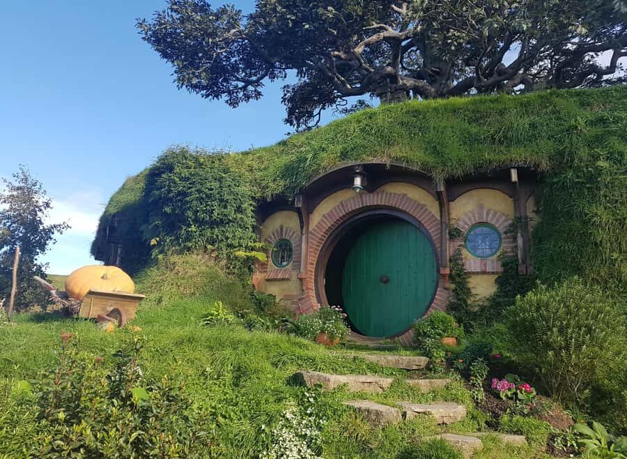 Auckland: Hobbiton, Rotorua, Waiotapu and Waitomo 3-Day Tour - Day 1: Hobbiton Film Sets, Te Puia Culture, and Mitai Dinner