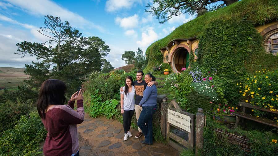 Auckland: Hobbiton & Waitomo Caves Small-Group Tour & Lunch - Waitomo Glowworm Caves: the boat ride under a living star sky