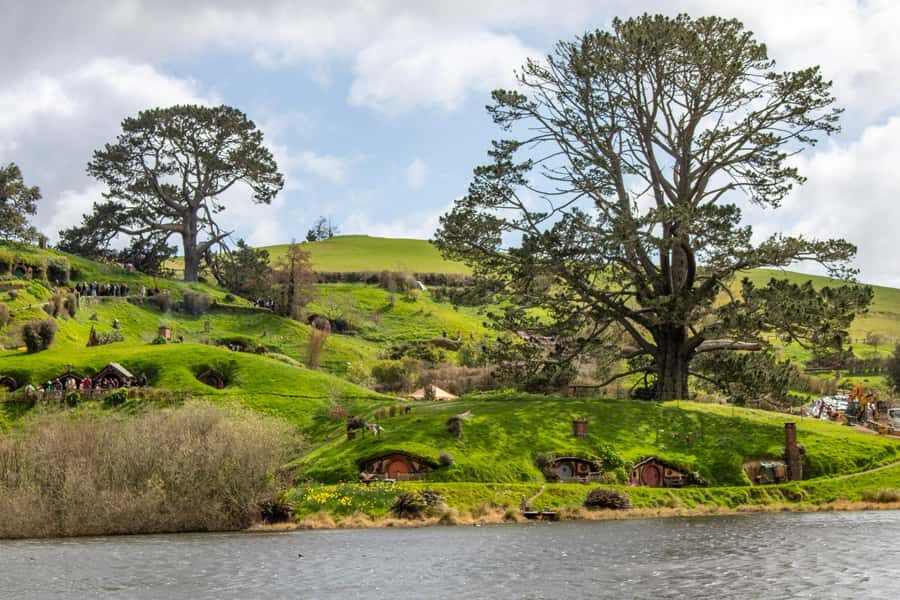 Auckland: Hobbiton & Waitomo Caves Small-Group Tour & Lunch - Hobbiton Movie Set: a guided 2.5 hours in Middle-earth