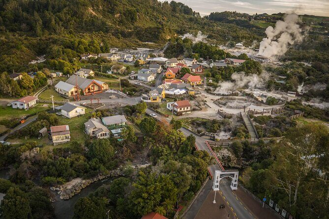 Auckland : Rotorua Living Maori Village with Haka and Hangi Lunch - Whakarewarewa Living Māori Village: geothermal sights with human context