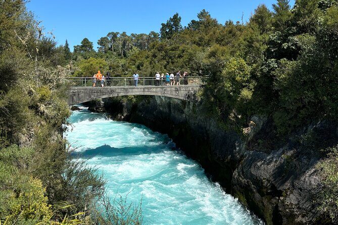Auckland: Rotorua, Taupo, Waiotapu & Huka Falls Private Trip - Taupo: lake time and a simple lunch plan