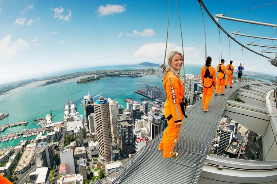 Auckland: Sky Tower SkyWalk - 192m High Edge Walk - Sky Tower SkyWalk: what 192m really feels like