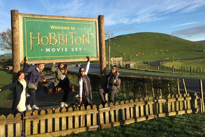 Auckland to Rotorua via Hobbiton Small Group Tour (One Way) - A one-way Auckland to Rotorua plan with Hobbiton built in