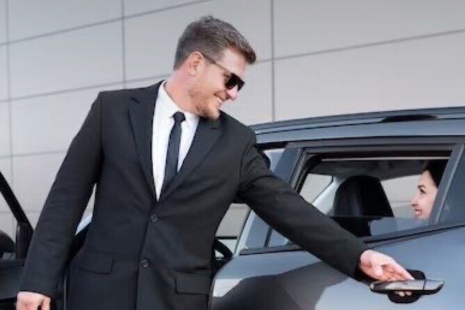 Direct & Quick Auckland Airport Transfer to/from Hotel in SUV - Comfort in an Auckland SUV: Wi‑Fi, chargers, and space