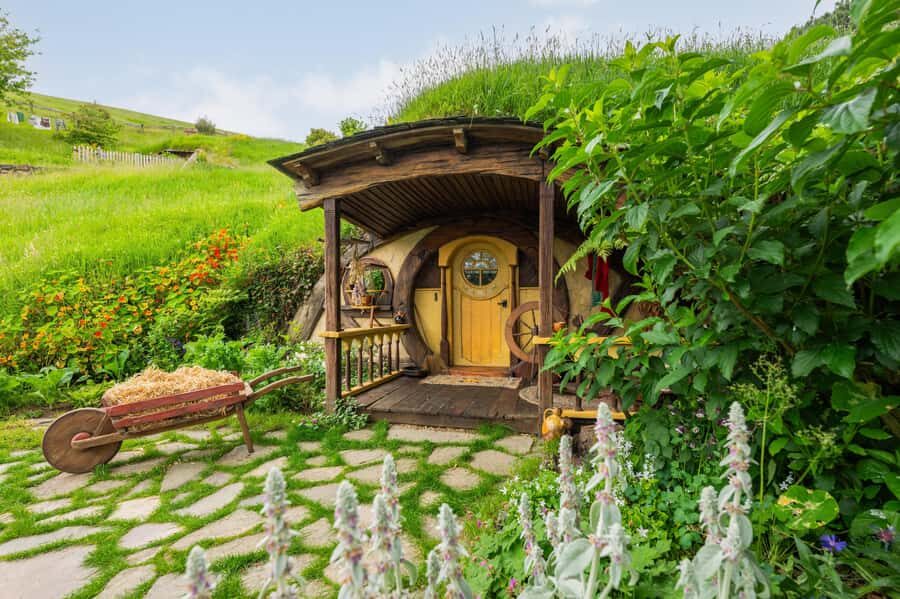 From Auckland: Hobbiton Movie Set Small Group Tour - Alexander Family Sheep Farm and Shire’s Rest: your pre-Hobbiton warm-up