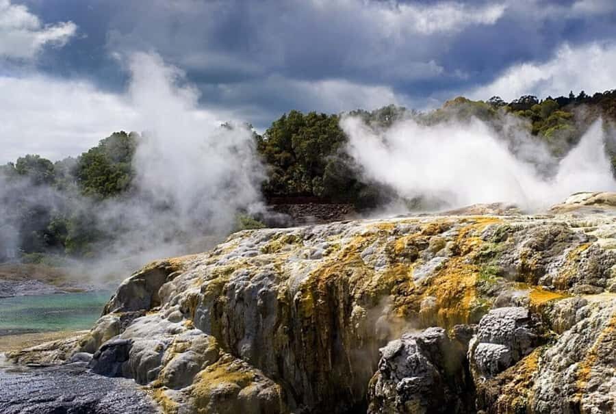 From Auckland: Rotorua Māori Village & Hot Springs with Haka - A 12-hour Rotorua reset from Auckland
