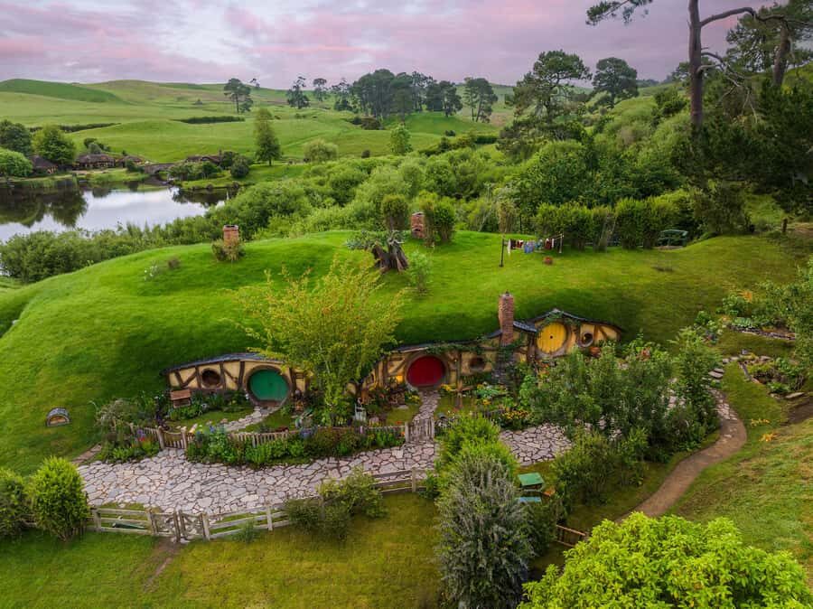 From Auckland: Waitomo & Hobbiton Bus Tour with Lunch - How the Full Day Works From Auckland
