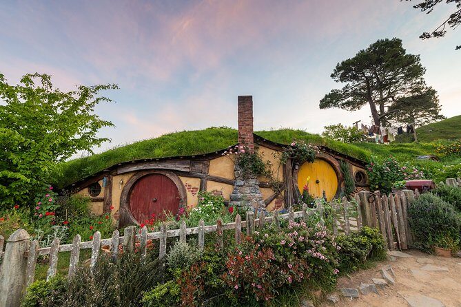 Hobbiton Movie Set Banquet Experience Private Tour From Auckland - Price and logistics: what you’re paying for (and what you’re not)