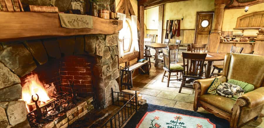 Hobbiton Movie Set & Rotorua Premium Day Tour from Auckland - Wood and stone carving school (NZMACI): seeing the craft process