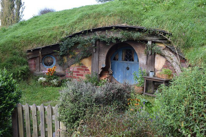 Hobbiton Movie Set Small Group Day Tour from Auckland - Green Dragon Inn drink stop: a fun finish with a real-world rule