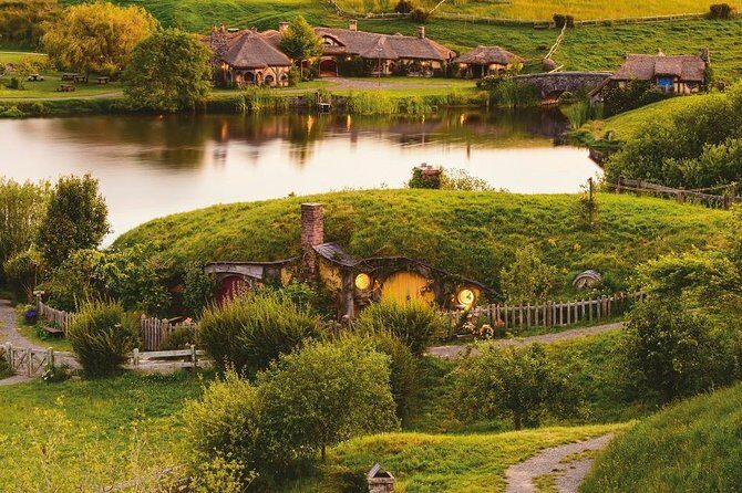 Hobbiton & Waitomo Caves Guided Day Trip from Auckland incl lunch - Group size and timing at Hobbiton: when crowds affect your hearing