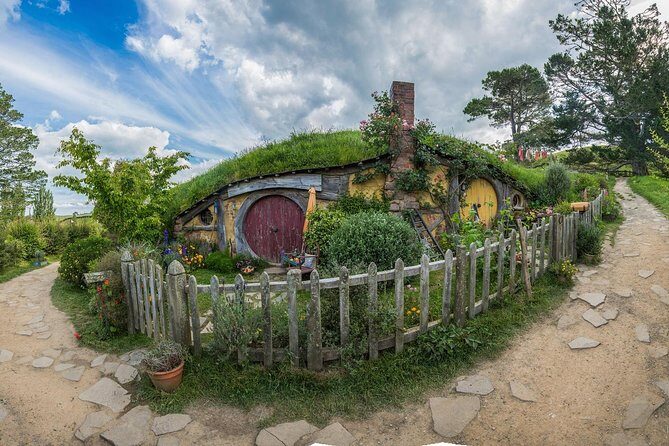 Hobbiton & Waitomo Caves Guided Day Trip from Auckland incl lunch - Lunch in Kiwi style: included fuel for the second half