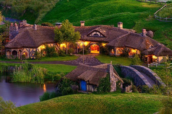 Hobbiton & Waitomo Caves Small Group Tour from Auckland inc Lunch - Otorohanga lunch stop: included savoury bites, plus a real break
