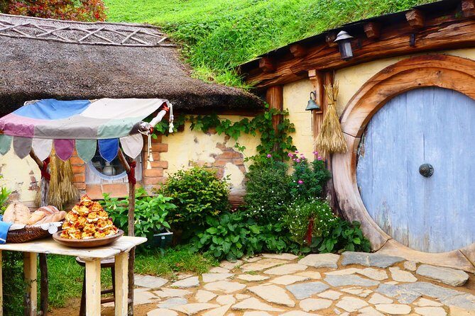 Luxury Small group tour from Auckland to Hobbiton Movie Set - A 6:30am departure that actually makes the day better