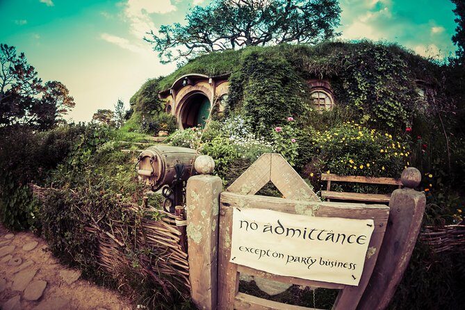 Luxury Small group tour from Auckland to Hobbiton Movie Set - Hobbiton Movie Set on a working farm: your 3-hour Shire visit