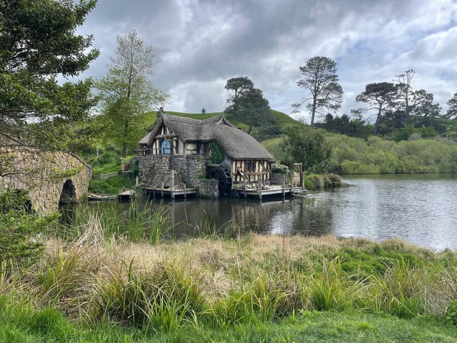 Magical Hobbiton & Waitomo Caves Small Group from Auckland - Alexander Family Sheep Farm and Shire’s Rest: meet the real “gateway”
