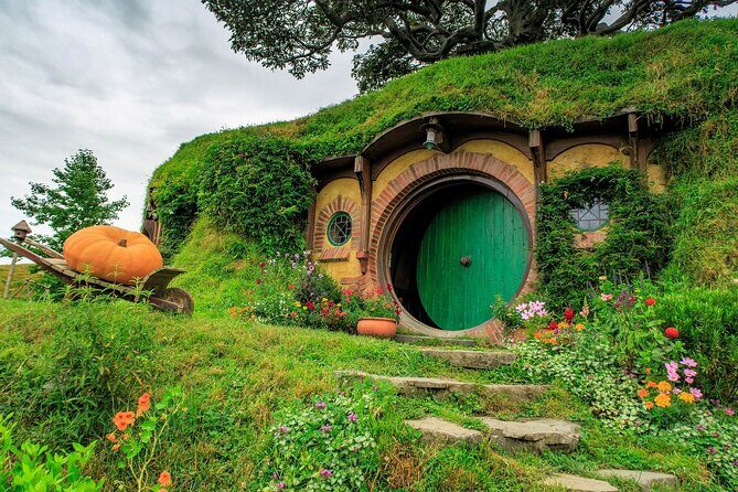 Private Hobbiton & Blue Springs Day Trip from Auckland - Hobbiton Movie Set: the guided 3 hours that make the set click
