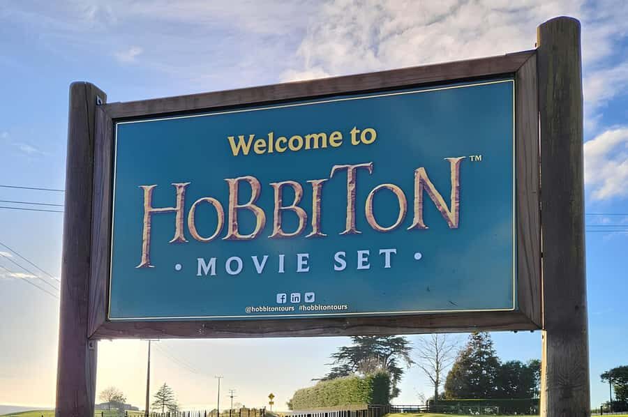 Private Hobbiton & BlueSprings & Redwood forest fromAuckland - Entering Hobbiton Movie Set for 3 guided hours
