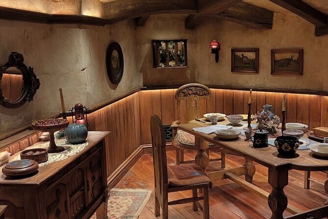 Private Hobbiton Movie Set and Rotorua Day Trip from Auckland - Lady Knox Geyser at the 10:15 moment