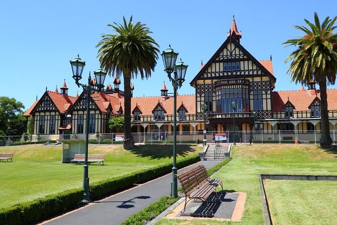 Private Tour From Auckland to Rotorua & Waitomo Glowworm Caves, Small group - Who should book this tour, and who might feel squeezed