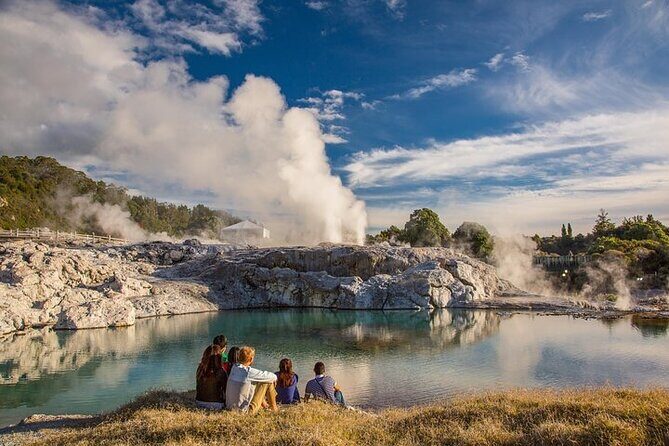 Private Tour to Rotorua’s Natural wonders and Māori Arts & craft. - Rotorua quick stops: Lake Rotorua and Government Gardens in 20 minutes