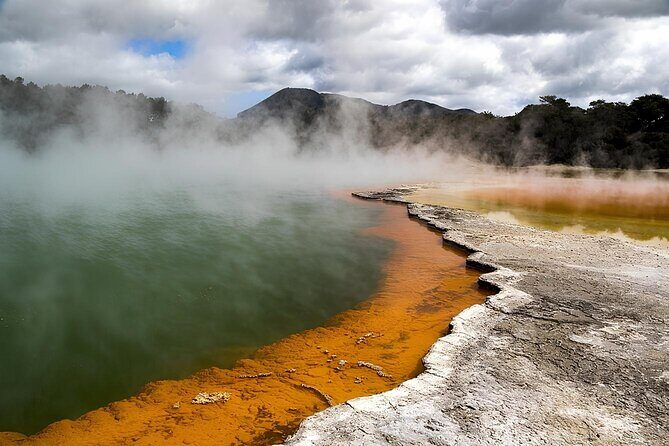 Private Tour WaiOtapu & Huka Falls & Blue springs from Auckland - Getting out of Auckland: the 6:00am start and the long-road reality