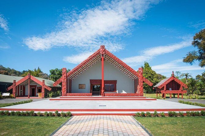 Rotorua Highlights Tour inc. Te Puia Tour, Lunch & Cultural Show - Te Puia: Pōhutu Geyser, Māori architecture, and the arts school