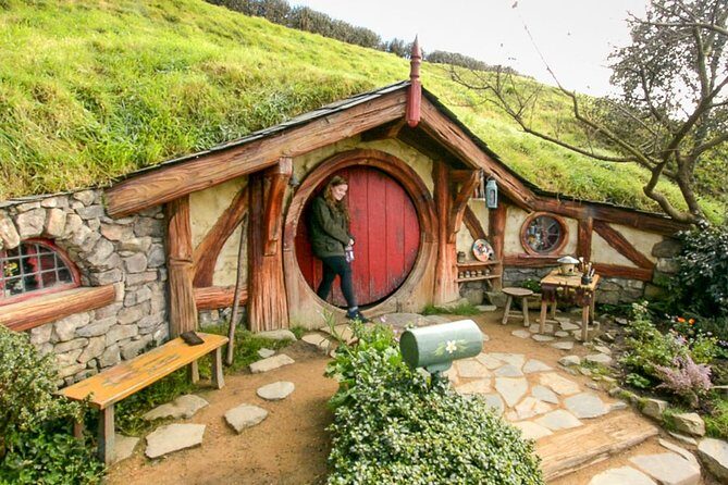 Small-Group Hobbiton Tour from Auckland with Party Marquee Lunch - The Green Dragon Inn drink: a calm break before you eat