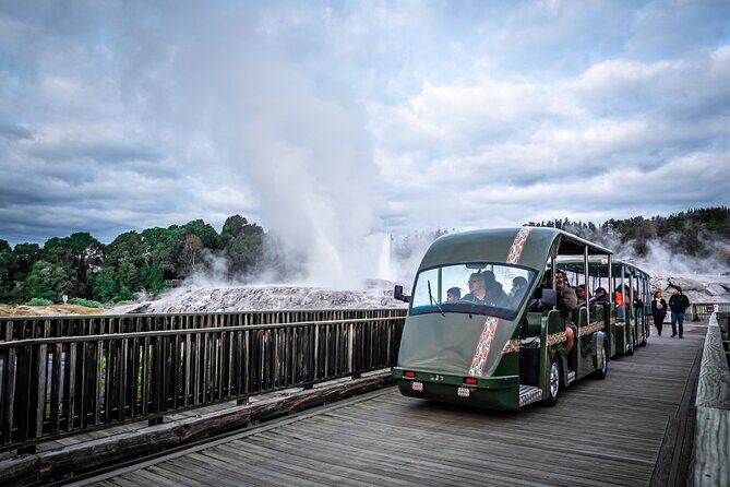 Te Puia Rotorua Experience with Optional Activities – Ex Auckland - Te Puia (2.5 hours): Pōhutu Geyser, mud pools, and Māori arts